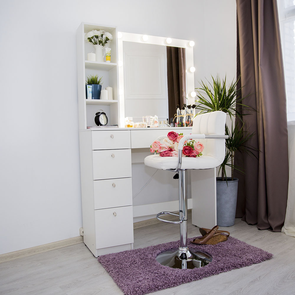 Grimernyj-stolik-s-zerkalom-i-podsvetkoj_0019_L59A2284