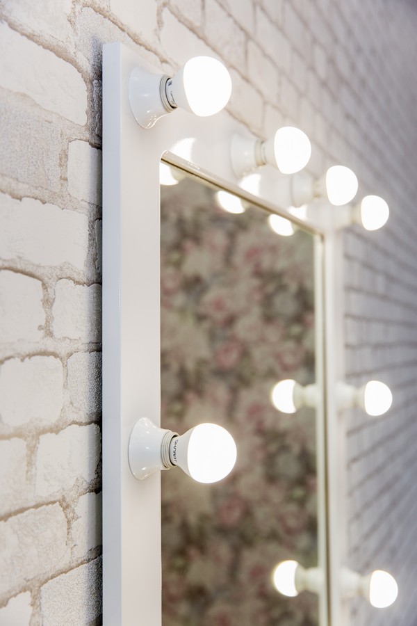 grimernoe-zerkalo-s-podsvetkoj-50h50-sm-makeupmirror_25